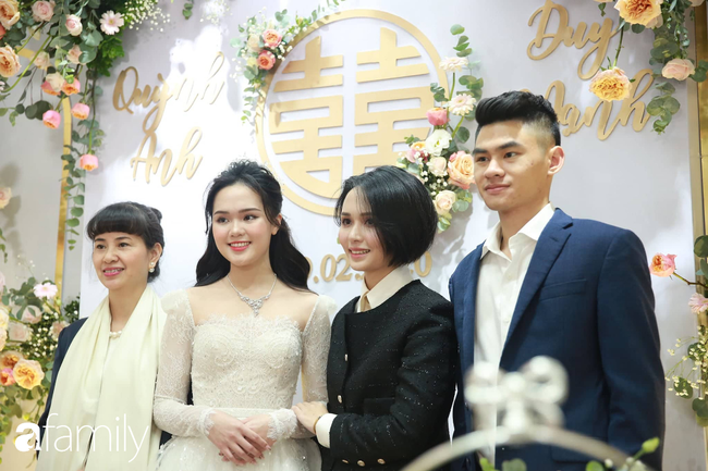 Trực tiếp đám cưới Duy Mạnh - Quỳnh Anh: Cô dâu mặc váy cưới lộng lẫy xuất hiện, xinh đẹp như công chúa - Ảnh 18.