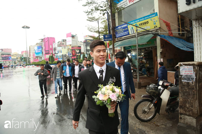 Trực tiếp đám cưới Duy Mạnh - Quỳnh Anh: Duy Mạnh bẽn lẽn chờ làm lễ xin rước cô dâu, ngóng trông cùng &quot;công chúa béo&quot; về nhà - Ảnh 26.