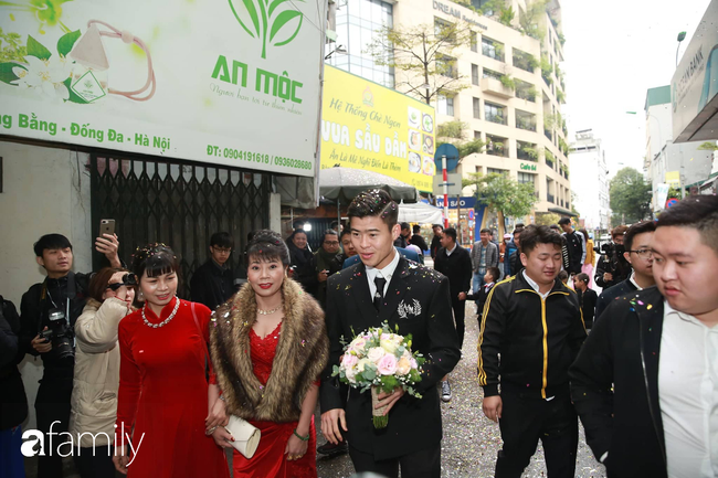 Trực tiếp đám cưới Duy Mạnh - Quỳnh Anh: Duy Mạnh bẽn lẽn chờ làm lễ xin rước cô dâu, ngóng trông cùng &quot;công chúa béo&quot; về nhà - Ảnh 27.