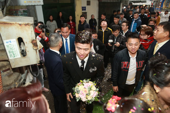 Trực tiếp đám cưới Duy Mạnh - Quỳnh Anh: Duy Mạnh bẽn lẽn chờ làm lễ xin rước cô dâu, ngóng trông cùng "công chúa béo" về nhà - Ảnh 29. Trực tiếp đám cưới Duy Mạnh - Quỳnh Anh: Duy Mạnh bẽn lẽn chờ làm lễ xin rước cô dâu, ngóng trông cùng "công chúa béo" về nhà - Ảnh 29.