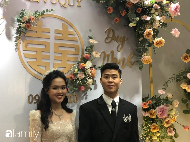 Trực tiếp đám cưới Duy Mạnh - Quỳnh Anh: Duy Mạnh bẽn lẽn chờ làm lễ xin rước cô dâu, ngóng trông cùng &quot;công chúa béo&quot; về nhà - Ảnh 33.