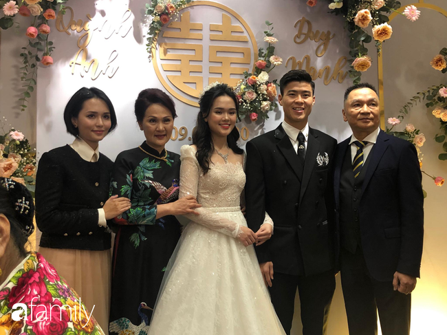 Trực tiếp đám cưới Duy Mạnh - Quỳnh Anh: Duy Mạnh bẽn lẽn chờ làm lễ xin rước cô dâu, ngóng trông cùng &quot;công chúa béo&quot; về nhà - Ảnh 34.