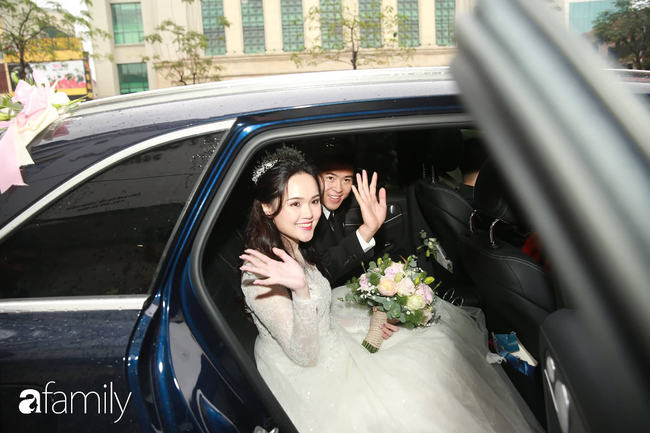 Trực tiếp đám cưới Duy Mạnh - Quỳnh Anh: Chú rể nắm chặt tay vợ, cô dâu cười rạng rỡ lên xe hoa về nhà chồng - Ảnh 40.