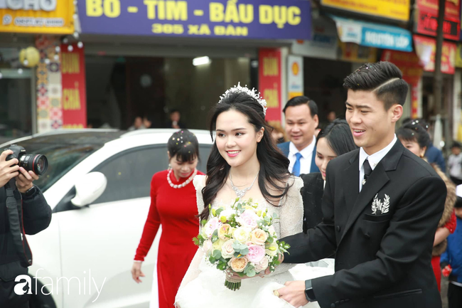 Trực tiếp đám cưới Duy Mạnh - Quỳnh Anh: Chú rể nắm chặt tay vợ, cô dâu cười rạng rỡ lên xe hoa về nhà chồng - Ảnh 39.