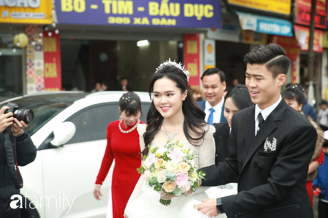 Trực tiếp đám cưới Duy Mạnh - Quỳnh Anh: Chú rể nắm chặt tay vợ, cô dâu cười rạng rỡ lên xe hoa về nhà chồng - Ảnh 39. Trực tiếp đám cưới Duy Mạnh - Quỳnh Anh: Chú rể nắm chặt tay vợ, cô dâu cười rạng rỡ lên xe hoa về nhà chồng - Ảnh 39.