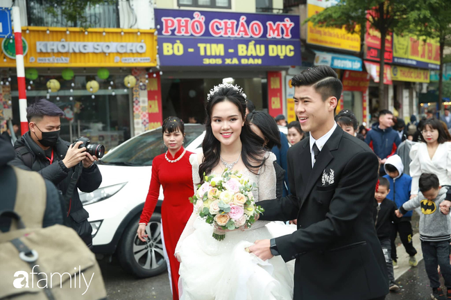 Trực tiếp đám cưới Duy Mạnh - Quỳnh Anh: Chú rể nắm chặt tay vợ, cô dâu cười rạng rỡ lên xe hoa về nhà chồng - Ảnh 38.