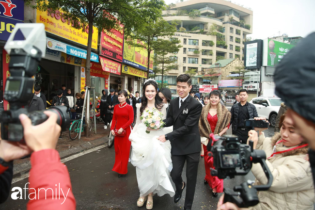 Trực tiếp đám cưới Duy Mạnh - Quỳnh Anh: Chú rể nắm chặt tay vợ, cô dâu cười rạng rỡ lên xe hoa về nhà chồng - Ảnh 36.