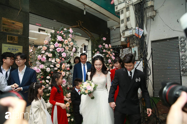 Trực tiếp đám cưới Duy Mạnh - Quỳnh Anh: Chú rể nắm chặt tay vợ, cô dâu cười rạng rỡ lên xe hoa về nhà chồng - Ảnh 35.