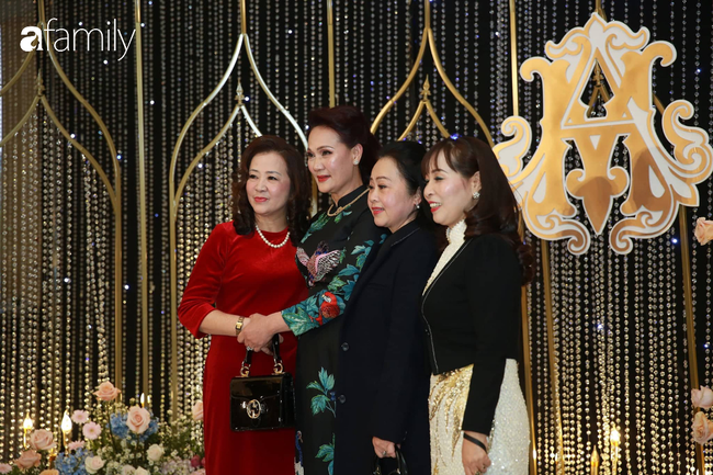 Trực tiếp lễ cưới hoành tráng của Duy Mạnh - Quỳnh Anh tại khách sạn 5 sao: Mẹ ruột và chị gái cô dâu đến sớm nhất, ăn vận lộng lẫy - Ảnh 2.