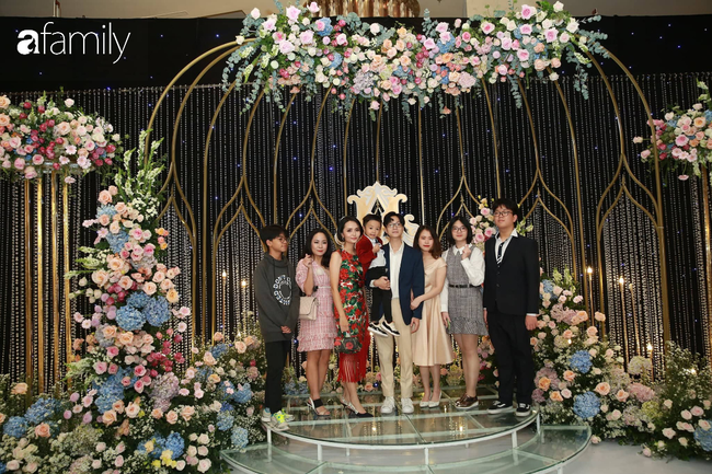 Trực tiếp lễ cưới hoành tráng của Duy Mạnh - Quỳnh Anh tại khách sạn 5 sao: Mẹ ruột và chị gái cô dâu đến sớm nhất, ăn vận lộng lẫy - Ảnh 4.