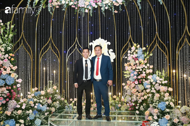 Trực tiếp lễ cưới hoành tráng của Duy Mạnh - Quỳnh Anh tại khách sạn 5 sao: Mẹ ruột và chị gái cô dâu đến sớm nhất, ăn vận lộng lẫy - Ảnh 7.