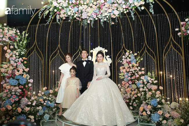 Trực tiếp lễ cưới hoành tráng của Duy Mạnh - Quỳnh Anh tại khách sạn 5 sao: Ơn giời, &quot;công chúa&quot; Quỳnh Anh với chiếc váy xa hoa lộng lẫy đây rồi! - Ảnh 18.