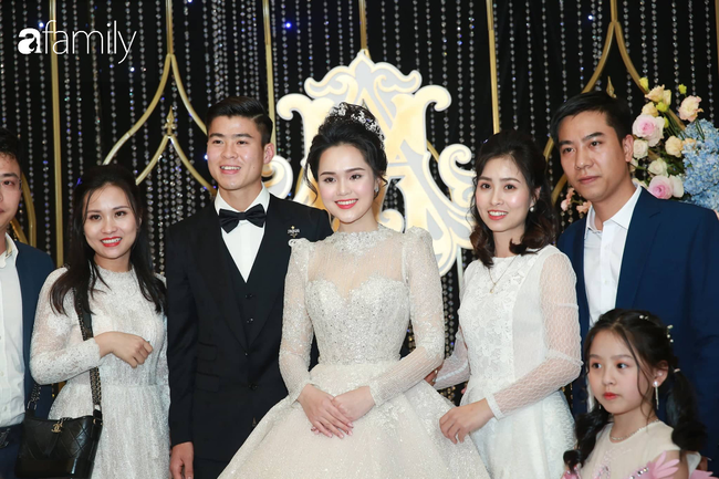 Trực tiếp lễ cưới hoành tráng của Duy Mạnh - Quỳnh Anh tại khách sạn 5 sao: Ơn giời, &quot;công chúa&quot; Quỳnh Anh với chiếc váy xa hoa lộng lẫy đây rồi! - Ảnh 21.