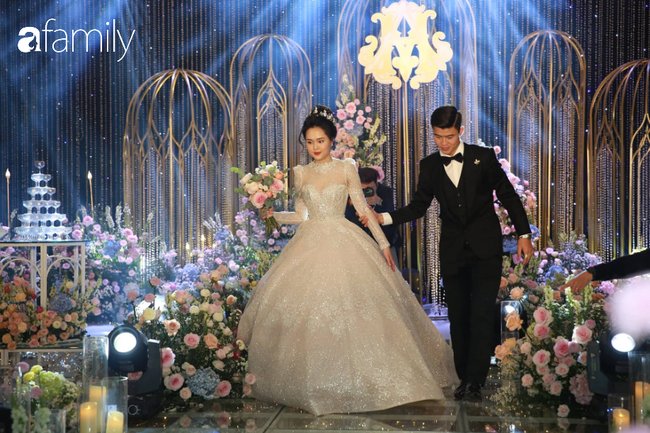 Trực tiếp lễ cưới hoành tráng của Duy Mạnh - Quỳnh Anh tại khách sạn 5 sao: Ơn giời, &quot;công chúa&quot; Quỳnh Anh với chiếc váy xa hoa lộng lẫy đây rồi! - Ảnh 23.