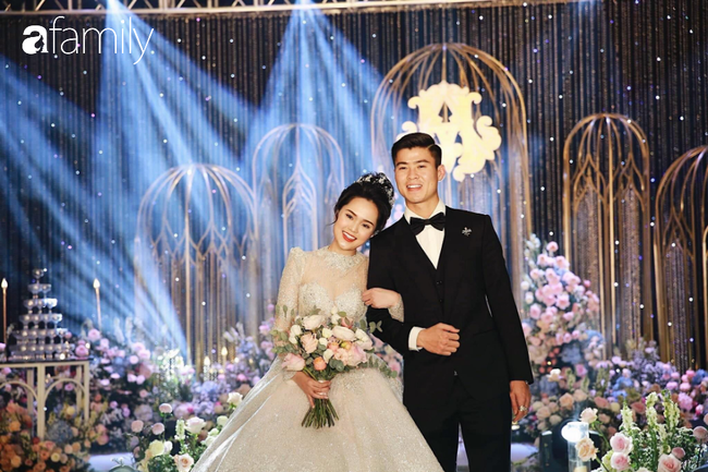 Trực tiếp lễ cưới hoành tráng của Duy Mạnh - Quỳnh Anh tại khách sạn 5 sao: Ơn giời, &quot;công chúa&quot; Quỳnh Anh với chiếc váy xa hoa lộng lẫy đây rồi! - Ảnh 25.