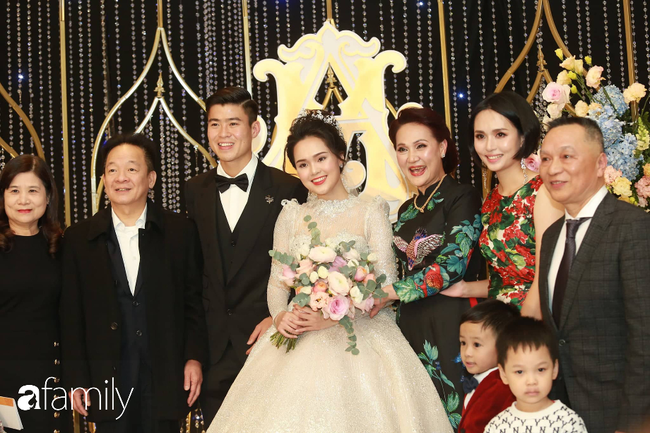 Trực tiếp lễ cưới hoành tráng của Duy Mạnh - Quỳnh Anh: Cô dâu diện chiếc váy xa hoa lộng lẫy, bầu Hiển bất ngờ xuất hiện chúc phúc cặp đôi - Ảnh 32.