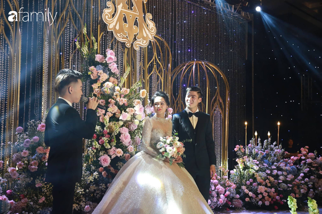 Trực tiếp lễ cưới hoành tráng của Duy Mạnh - Quỳnh Anh: Cô dâu Quỳnh Anh khóc khi được bố trao tay cho chú rể, phần lễ được bảo mật tuyệt đối - Ảnh 39.