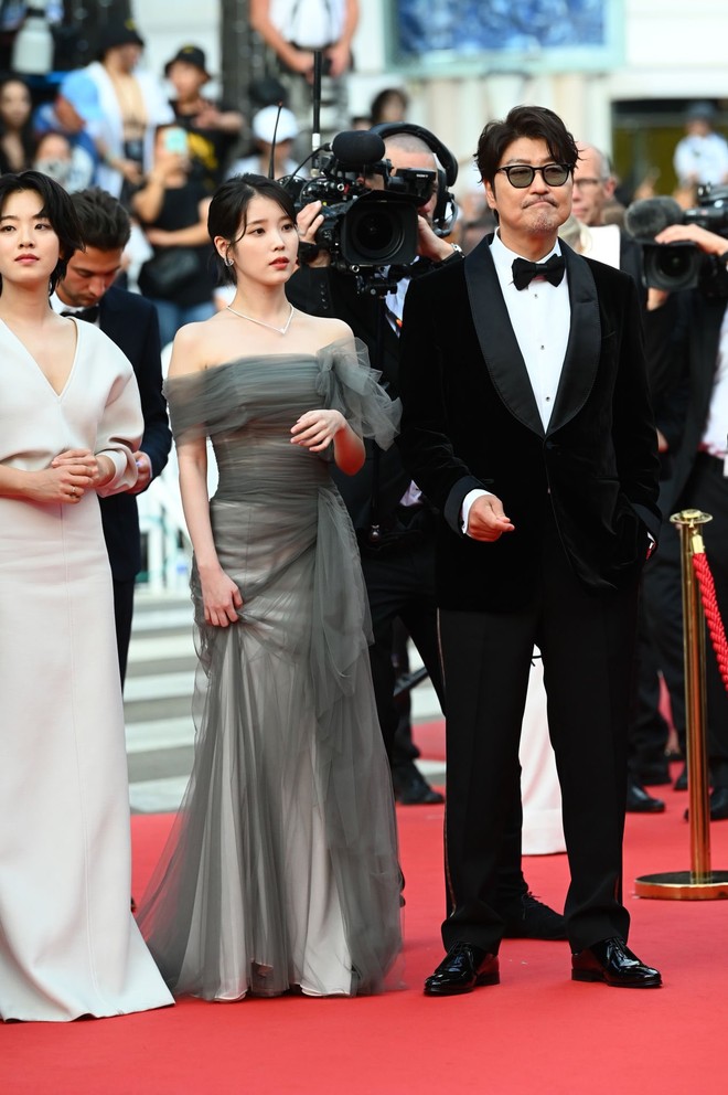 Dàn sao Hàn hạng A đổ bộ Cannes 2022: IU đẹp như tiên tử át cả sao Itaewon Class, Kang Dong Won chân dài choáng ngợp - Ảnh 3.