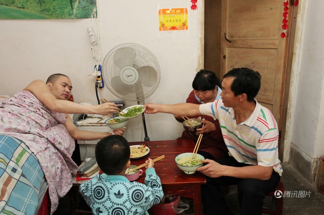 Câu chuyện hy hữu nhưng đậm nghĩa vợ chồng: Vợ lấy chồng mới rồi cùng nhau chăm sóc chồng cũ bị liệt - Ảnh 9.