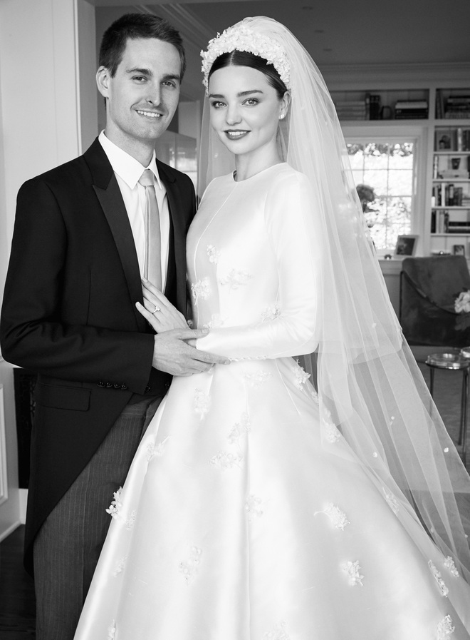 Câu chuyện đằng sau chiếc váy cưới kín như bưng mà Miranda Kerr mặc tại đám cưới lần thứ 2 - Ảnh 2.