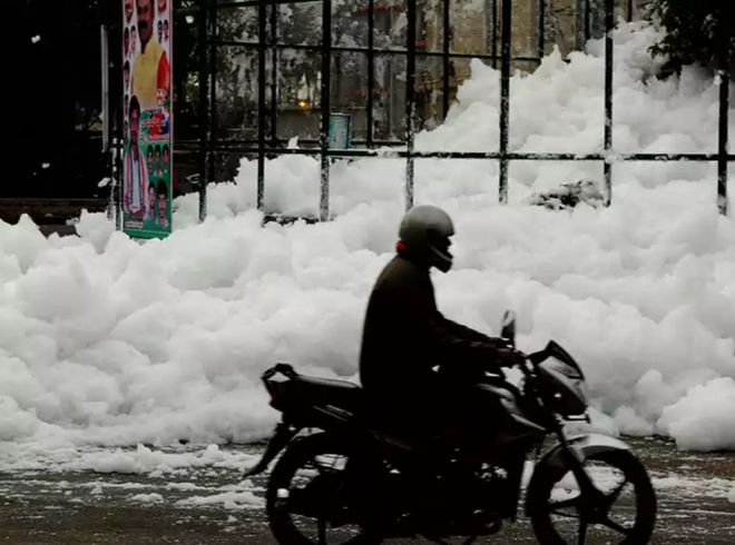 Sau cơn mưa lớn, thành phố bị bao phủ bởi tuyết nhưng ai cũng sốc khi biết sự thật - Ảnh 3.