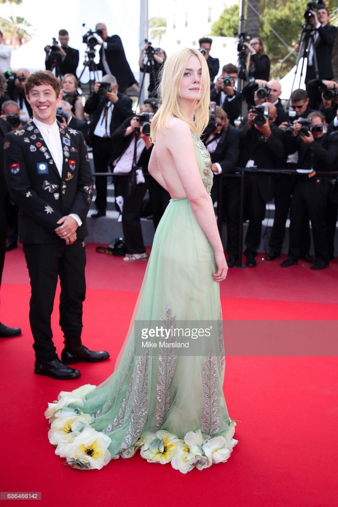 Elle Fanning diện váy hoa Gucci đẹp tựa tiên nữ giáng trần trên thảm đỏ Cannes ngày thứ 5 - Ảnh 2.