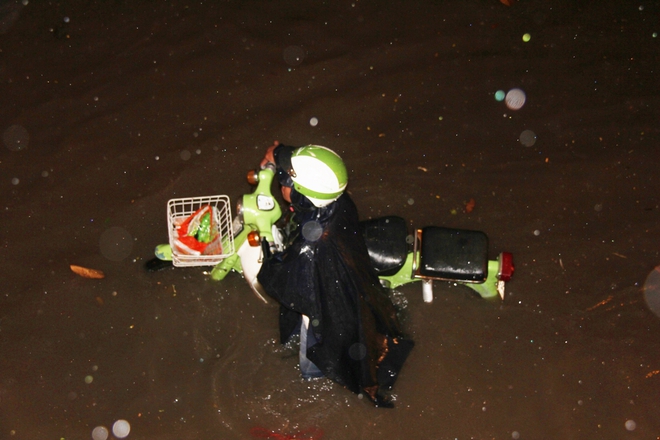 Ngập lớn, người Sài Gòn vật vã lội nước về nhà trong mưa - Ảnh 1.