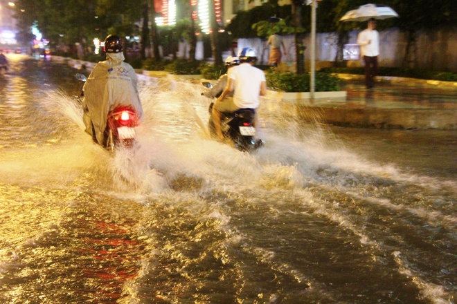 Ngập lớn, người Sài Gòn vật vã lội nước về nhà trong mưa - Ảnh 6.