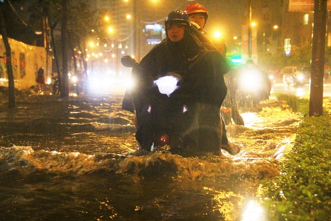 Ngập lớn, người Sài Gòn vật vã lội nước về nhà trong mưa - Ảnh 11.