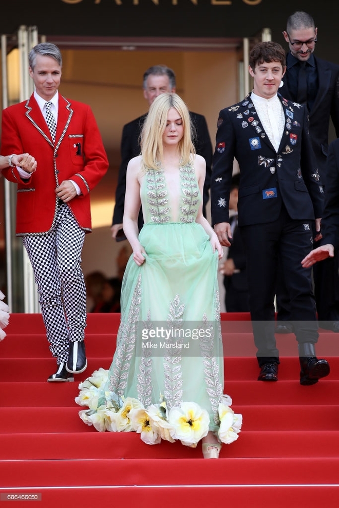 Elle Fanning diện váy hoa Gucci đẹp tựa tiên nữ giáng trần trên thảm đỏ Cannes ngày thứ 5 - Ảnh 1.
