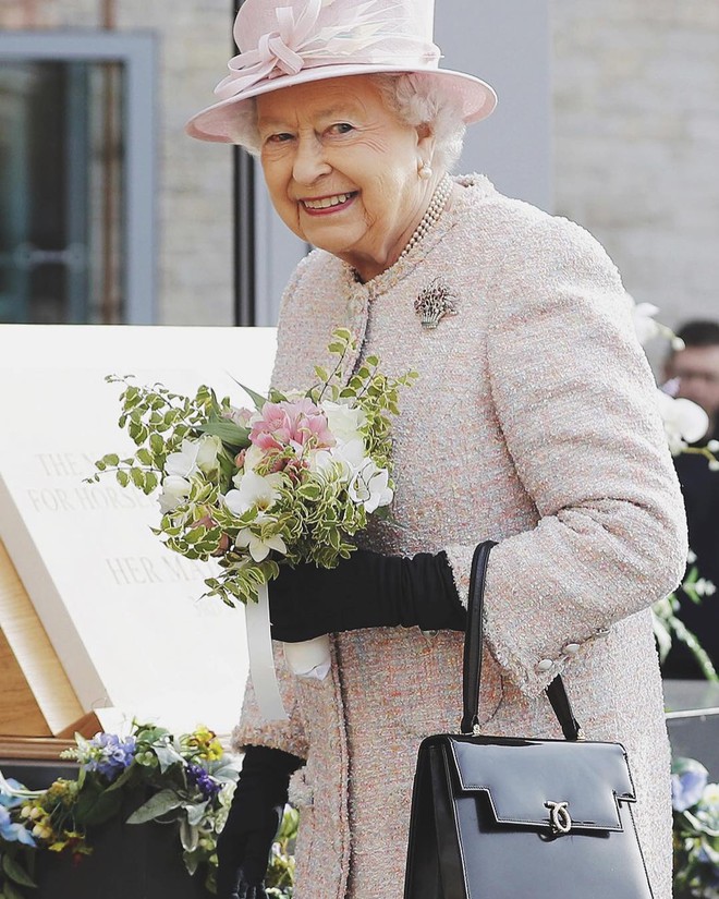 Nữ hoàng Anh: Trang phục thì thay đổi như tắc kè hoa nhưng phụ kiện thì nhất nhất chỉ chọn những hãng này - Ảnh 1.