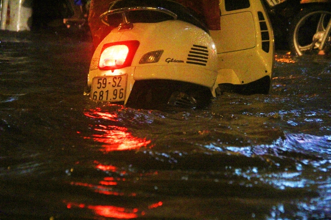 Ngập lớn, người Sài Gòn vật vã lội nước về nhà trong mưa - Ảnh 4.