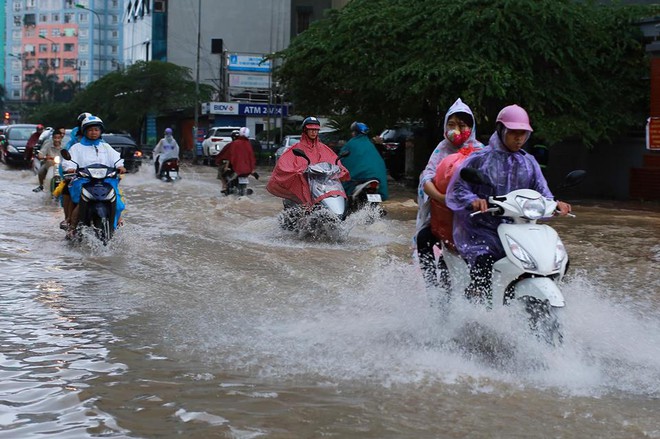 Ảnh hưởng của hoàn lưu bão số 2, Hà Nội mưa lớn, nhiều khu phố đã bị ngập - Ảnh 12.