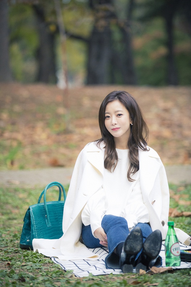 Mỹ nhân không tuổi Kim Hee Sun dát hàng hiệu không đếm xuể trong Phẩm chất quý cô - Ảnh 7.