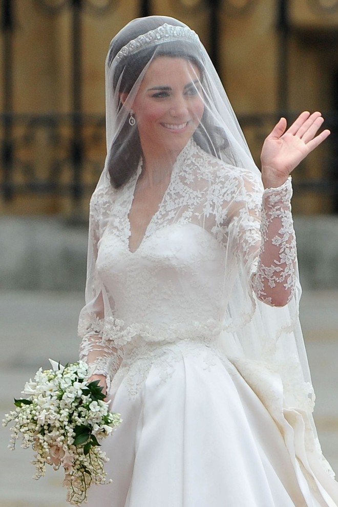 10 điều bí mật làm nên sức hút vượt trời gian của mẫu váy cưới mà Công nương Kate mặc  - Ảnh 3.