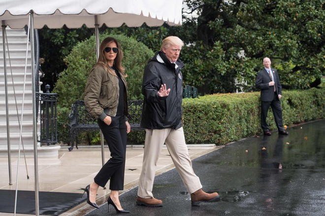 Loạt trang phục gây chú ý của bà Melania Trump: Bộ được khen nức nở, bộ lại bị chê không thương tiếc - Ảnh 1.