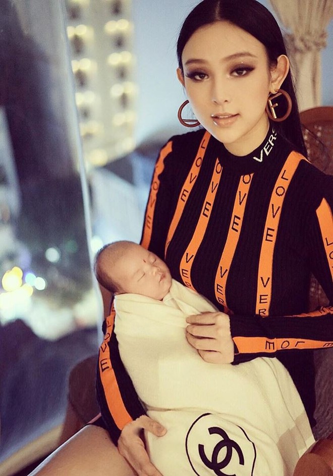 Pha đụng hàng thú vi: mẹ hai con Huyền Baby đụng độ Angela Phương Trinh khi diện váy Versace ôm sát - Ảnh 6.
