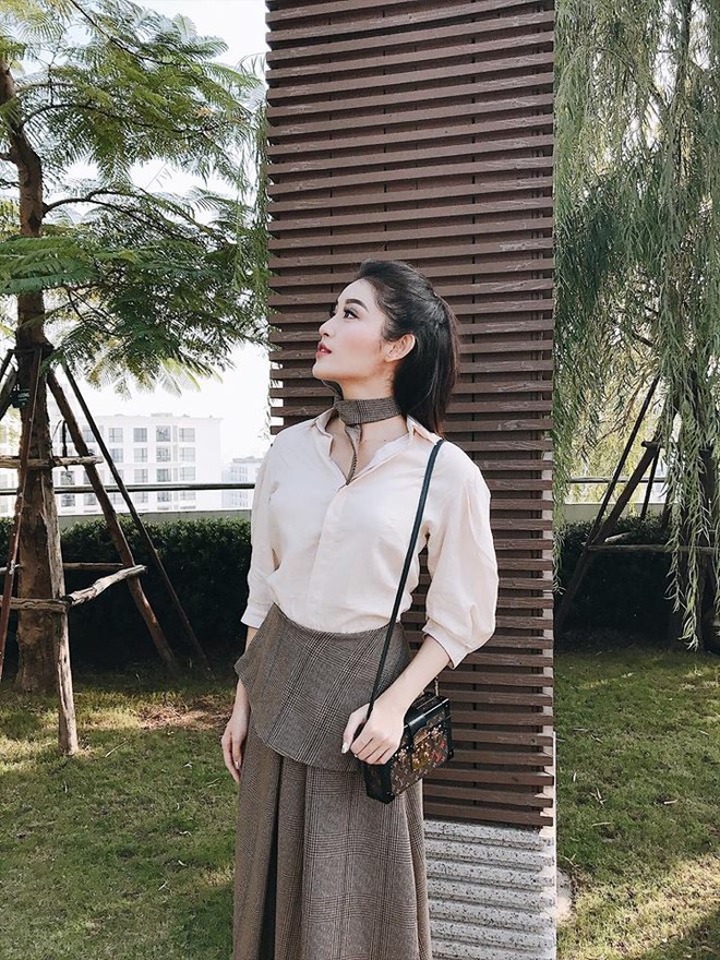 Street style tuần này: Angela Phương Trinh diện váy ôm già chát, Kỳ Duyên nổi bật vì dát hàng hiệu từ đầu tới chân - Ảnh 4. Street style tuần này: Angela Phương Trinh diện váy ôm già chát, Kỳ Duyên nổi bật vì dát hàng hiệu từ đầu tới chân - Ảnh 4.