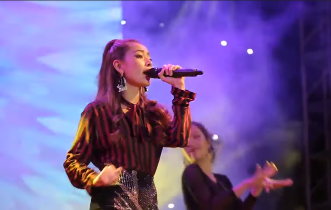 Chi Pu hát live vừa phô vừa lạc giọng, Văn Mai Hương bức xúc đăng status như một trò đùa - Ảnh 2.