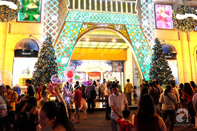 Cận kề Noel ở Sài Gòn: Nơi có “tuyết rơi” lung linh, nơi chi bạc triệu trang trí giáng sinh - Ảnh 8.
