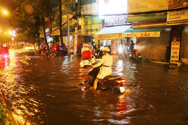 Ngập lớn, người Sài Gòn vật vã lội nước về nhà trong mưa - Ảnh 3.