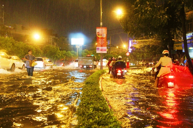 Ngập lớn, người Sài Gòn vật vã lội nước về nhà trong mưa - Ảnh 5.