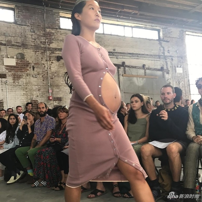 Người mẫu bụng bầu vượt mặt tự tin sải bước tại Tuần lễ thời trang New York 2018 - Ảnh 3.