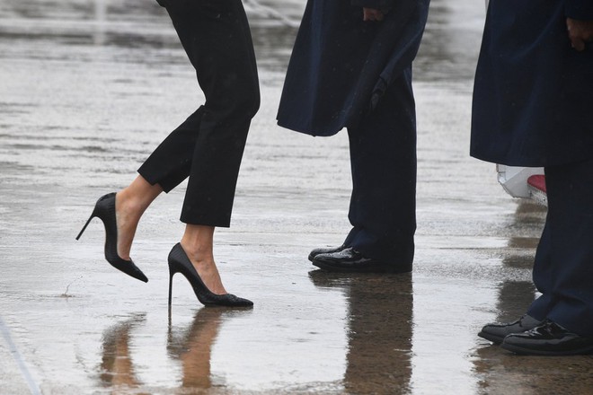 Loạt trang phục gây chú ý của bà Melania Trump: Bộ được khen nức nở, bộ lại bị chê không thương tiếc - Ảnh 2.