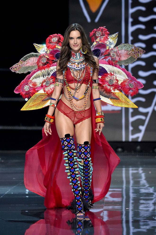 Victorias Secret show 2017 chính thức diễn ra: Các thiên thần sải bước đẹp xuất sắc tựa nữ thần - Ảnh 9.