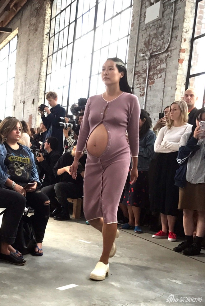 Người mẫu bụng bầu vượt mặt tự tin sải bước tại Tuần lễ thời trang New York 2018 - Ảnh 4.