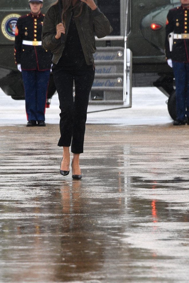 Loạt trang phục gây chú ý của bà Melania Trump: Bộ được khen nức nở, bộ lại bị chê không thương tiếc - Ảnh 3.