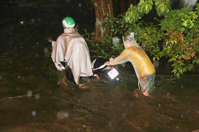 Ngập lớn, người Sài Gòn vật vã lội nước về nhà trong mưa - Ảnh 8.
