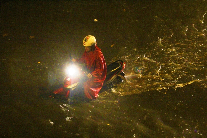 Ngập lớn, người Sài Gòn vật vã lội nước về nhà trong mưa - Ảnh 9.