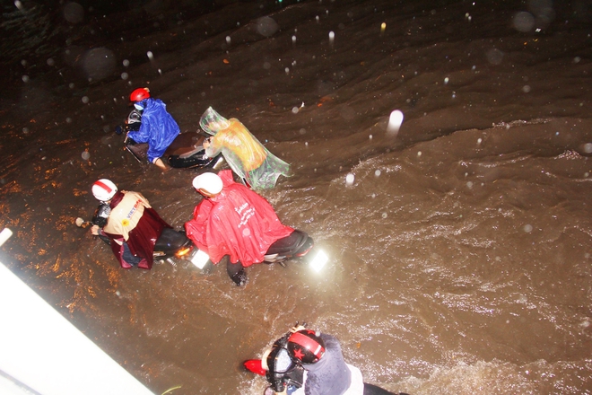 Ngập lớn, người Sài Gòn vật vã lội nước về nhà trong mưa - Ảnh 2.